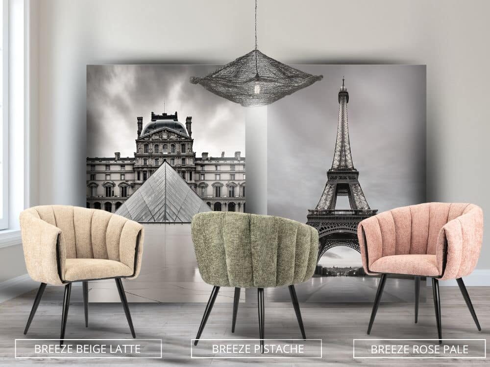 Trois fauteuils de table confortables avec dossier arrondi, le premier est de couleur Beige Latte, le deuxième est de couleur vert Pistache et le troisième est de couleur Rose Pastel. Les pieds sont en métal noir de forme fuselée.