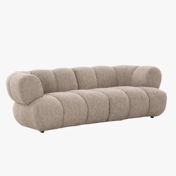 canapé au design moderne avec des formes douces et arrondies en tissu bouclé confortable de couleur Sable mouillé.