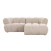 Canapé d'angle droit NEW YORK 2,5 places en tissu beige avec formes douces et arrondies offrant de belles dimensions : largeur 204 cm, profondeur 172 cm pour un confort optimal. Vue de face.