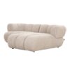 Canapé d'angle droit NEW YORK en tissu beige avec formes douces et arrondies offrant de belles dimensions : largeur 204 cm, profondeur 172 cm pour un confort optimal. Vue de trois quarts.
