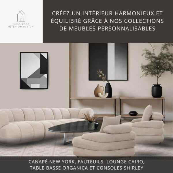 Salon cosy aux tons neutres avec un canapé confortable au look design, une table basse de forme organique avec plateau en céramique marbre noir, 2 fauteuils en tissu beige aux formes douces et arrondies. Au fond, contre le mur, 2 consoles en chêne massif Français et métal noir avec étagère. Cadres design au mur avec des formes géométriques grises, noires et blanches.