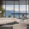 Salon au design moderne avec un canapé confortable au look design, une table basse de forme organique avec plateau en céramique marbre noir, 2 fauteuils en tissu beige aux formes douces et arrondies.