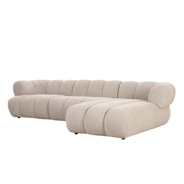 Canapé d'angle droit en tissu beige avec formes douces et arrondies offrant de belles dimensions : largeur 304 cm, profondeur 172 cm pour un confort optimal. Vue de trois quarts.