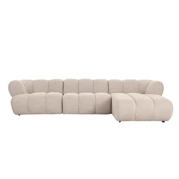 Canapé d'angle droit en tissu beige avec formes douces et arrondies offrant de belles dimensions : largeur 304 cm, profondeur 172 cm pour un confort optimal. Vue de face.