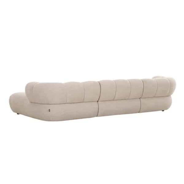 Vue depuis l'arrière du Canapé d'angle droit en tissu beige avec formes douces et arrondies offrant de belles dimensions : largeur 304 cm, profondeur 172 cm pour un confort optimal.