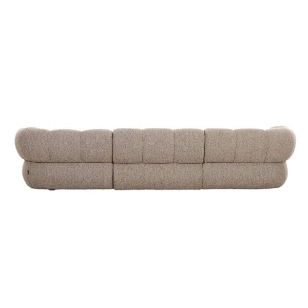 Canapé d'angle droit en tissu bouclé de couleur Sable avec formes douces et arrondies offrant de belles dimensions : largeur 304 cm, profondeur 172 cm pour un confort optimal. Vue de dos