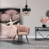 Intérieur finement décoré avec un tableau décoratif appuyé contre le mur, chaise confortable Breeze avec dossier arrondi, en tissu Rose , et console design Orlane en métal noir avec plateau en granit noir pailleté et étagère en acier.