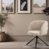 Chaise rotative confortable au design moderne inspiré de la forme lisse et organique d'un galet, en tissu moelleux de haute qualité couleur Beige Latte.