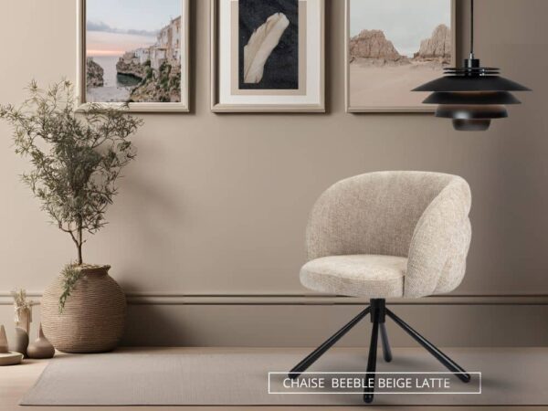 Chaise rotative confortable au design moderne inspiré de la forme lisse et organique d'un galet, en tissu moelleux de haute qualité couleur Beige Latte.