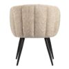 Détail du dossier arrondi de la chaise de salle à manger, en tissu de couleur Beige Latte, pieds fuselés noirs. Vue depuis l'arrière.