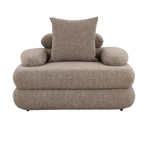 Vue de face du Fauteuil confortable de salon en tissu bouclé de couleur Sable, avec formes arrondies, accoudoirs, repose nuque et coussin intégré. pour un confort optimal.