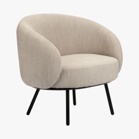 Fauteuil de salon au design élégant offrant une largeur de 77 cm, en tissu de couleur Beige avec formes arrondies. Vue de face.