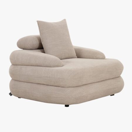 Fauteuil confortable de salon en tissu beige de grande qualité avec formes arrondies, accoudoirs, repose nuque et coussin intégré. pour un confort optimal.