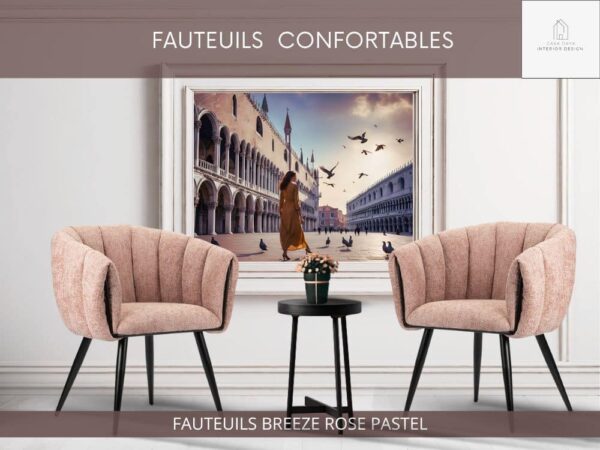 Intérieur d'un appartement avec tableau photo d'une femme Italienne à Venise et Fauteuils de table confortables en tissu couleur Rose pastel avec dossier arrondi et pieds fuselés noirs.