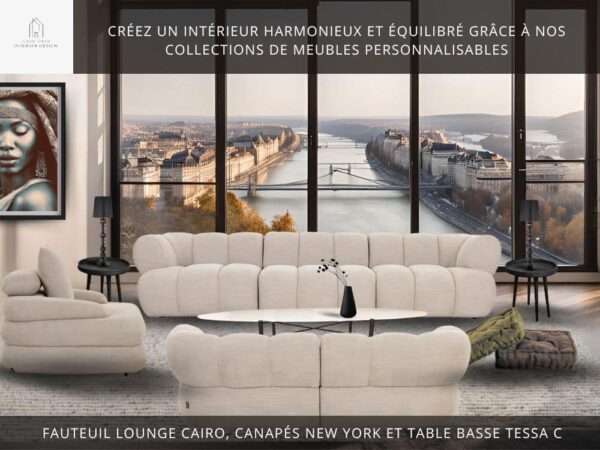 Salon séjour ouvert par une large baie vitrée sur un fleuve et son pont suspendu avec, au premier plan les canapés en tissu beige NEW YORK 3 places et 2 places, le fauteuil en tissu beige CAIRO et la table basse ovale TESSA C avec plateau en céramique marbre Calacatta et piètement fin au design élégant.