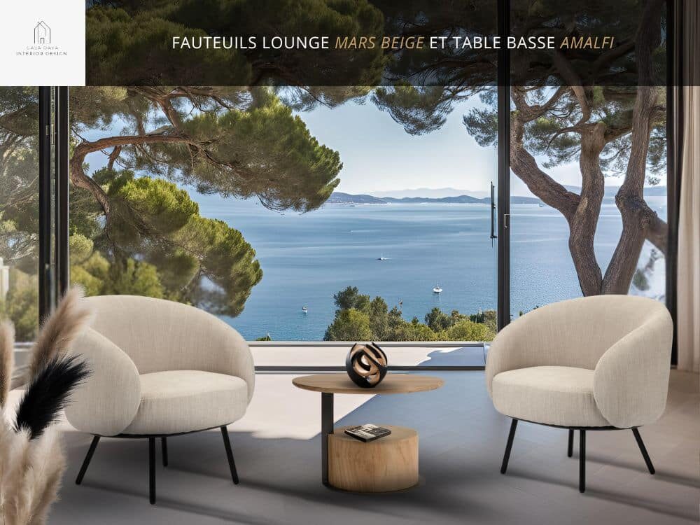 Salon séjour avec vue panoramique sur la mer avec au premier plan les 2 fauteuils confortables en tissu beige MARS LOUNGE BEIGE et la table basse ronde AMALFI en chêne massif et acier noir.