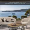 Salon séjour avec vue panoramique sur la mer avec le canapé confortable en tissu beige MARS BEIGE, le fauteuil en tissu beige MARS BEIGE et les 2 tables basses rondes sur-mesure PARVATI en chêne massif et acier.