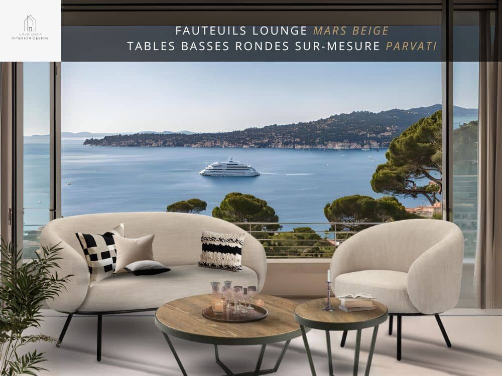 Salon séjour avec vue panoramique sur la mer avec au premier plan le fauteuil en tissu beige MARS BEIGE, le canapé confortable en tissu beige MARS BEIGE, le fauteuil en tissu beige MARS BEIGE et les 2 tables basses rondes sur-mesure PARVATI en chêne massif et acier.