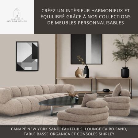 Salon cosy aux tons neutres avec un canapé confortable au look design, une table basse de forme organique avec plateau en céramique marbre noir, 2 fauteuils en tissu couleur Sable aux formes douces et arrondies. Au fond, contre le mur, 2 consoles en chêne massif Français et métal noir avec étagère. Cadres design au mur avec des formes géométriques grises, noires et blanches.