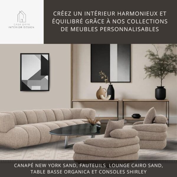 Salon cosy aux tons neutres avec un canapé confortable au look design, une table basse de forme organique avec plateau en céramique marbre noir, 2 fauteuils en tissu couleur Sable aux formes douces et arrondies. Au fond, contre le mur, 2 consoles en chêne massif Français et métal noir avec étagère. Cadres design au mur avec des formes géométriques grises, noires et blanches.