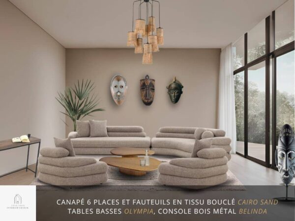 Salon séjour moderne composé des 2 fauteuils confortables en tissu bouclé CAIRO SAND,, le canapé 6 places en tissu bouclé CAIRO SAND, le duo de tables basses de forme organique OLYMPIA entièrement en chêne massif naturel et contre le mur, la console BELINDA avec modules en chêne massif sur un piétement en métal tubulaire fin et minimaliste.