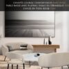 Salon séjour au design moderne avec 2 canapés confortables en tissu beige MARS BEIGE, la table basse ovale avec plateau en céramique marbre sur-mesure TESSA C et la chaise en tissu beige au design contemporain TUSK.