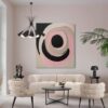 Scénographie Casa Daya 44d proposant un salon moderne et design avec les meubles suivants : 2 fauteuils de salon CLOUD LOUNGE CREME, le Canapé beige de 2,5 places NEW YORK BEIGE, la table basse ronde avec plateau en granit noir pailleté cuivre ELYNE, 2 bouts de canapés en chêne massif couleur Charcoal SUR-MESURE.