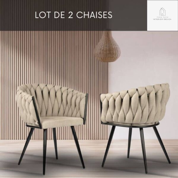 Lot de 2 chaises modernes de salle à manger en tissu de couleur Beige, avec dossier et accoudoirs arrondis. Pieds fuselés de couleur noire.