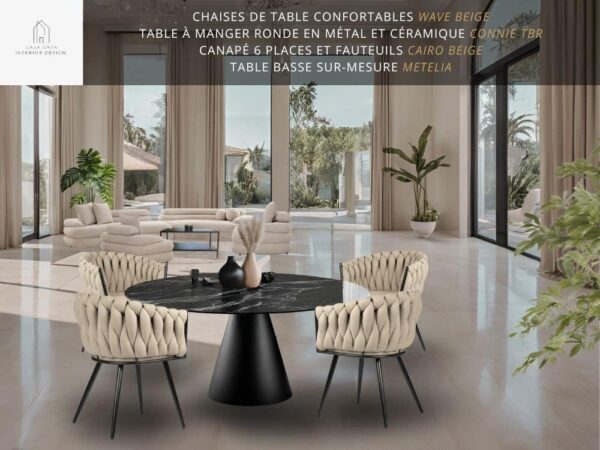 Scène 49 - Spacieux salon d'une villa méditerranéenne avec les meubles hauts de gamme et durables suivants : table à manger ronde avec pied conique en métal noir et plateau en céramique marbre noir CONNIE TBR, chaises de table confortables en tissu beige WAVE BEIGE, canapé 6 places CAIRO BEIGE, 2 fauteuils lounge CAIRO BEIGE et la table basse en métal et céramique METELIA.