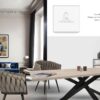 Scène 4w - Meubles hauts de gamme et durables suivants : table à manger en bois de chêne massif et métal thermolaqué MICAELA, chaises en tissu Taupe WAVE, console en chêne et métal DELLY en arrière plan.