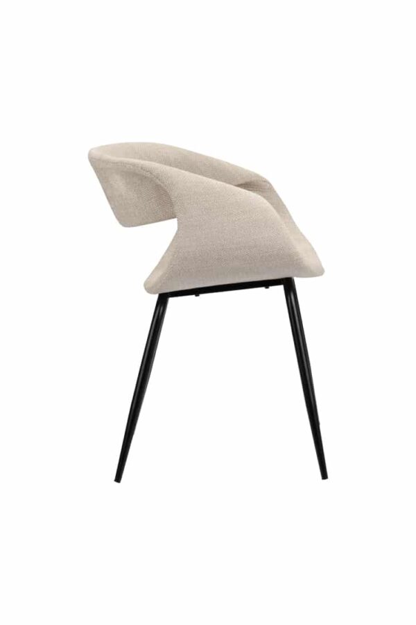 Chaise moderne WHALE BEIGE au style minimaliste pour salle à manger, avec assise en tissu de couleur Beige, dossier arrondi pour un confort optimal. Pieds fins en acier noir. Vue de profil.