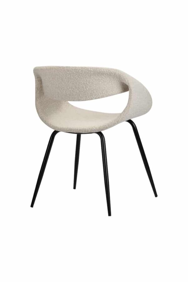 Chaise moderne WHALE BLANC PERLE au style minimaliste pour salle à manger, avec assise en tissu doux de couleur Blanc, dossier arrondi pour un confort optimal. Pieds fins en acier noir. Vue de trois-quarts arrière.