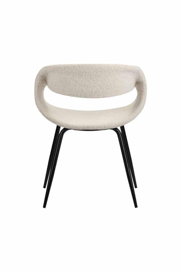 Chaise moderne WHALE BLANC PERLE au style minimaliste pour salle à manger, avec assise en tissu doux de couleur Blanc, dossier arrondi pour un confort optimal. Pieds fins en acier noir. Vue de trois-quarts arrière.