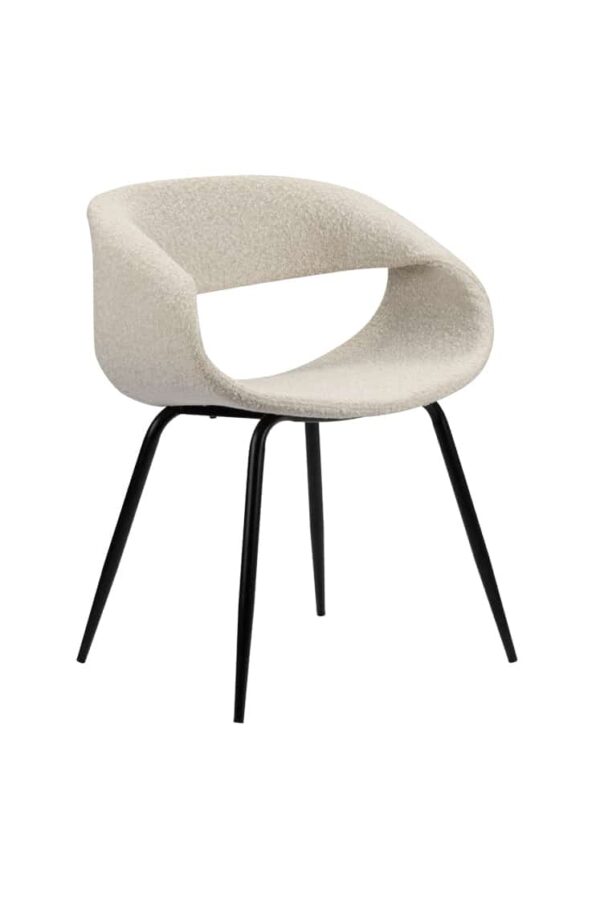 Chaise moderne WHALE BLANC PERLE au style minimaliste pour salle à manger, avec assise en tissu doux et luxueux de couleur Blanc, dossier arrondi pour un confort optimal. Pieds fins en acier noir. Vue de face.