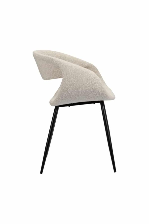 Chaise moderne WHALE BLANC PERLE au style minimaliste pour salle à manger, avec assise en tissu doux de couleur Blanc, dossier arrondi pour un confort optimal. Pieds fins en acier noir. Vue de profil.