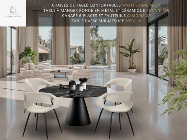 Scène 49.wh.b - Spacieux salon d'une villa méditerranéenne avec les meubles suivants : table à manger ronde CONNIE TBR, avec pied conique en métal noir et plateau en céramique marbre noir, 4 chaises de table confortables WHALE en tissu Blanc , canapé 6 places CAIRO BEIGE, 2 fauteuils lounge CAIRO BEIGE et la table basse METELIA, avec étagère en métal noir et plateau en céramique .