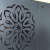 Détail de l'une des 3 portes en métal thermolaqué ajouré avec le motif design PRAGUE. D'autres motifs au design élégant sont envisageables.