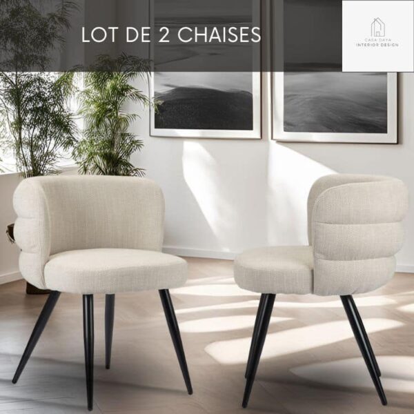 Lot de 2 chaises de salle à manger avec assise et dossier arrondi en tissu relief de couleur Beige clair et pieds fuselés en métal noir.