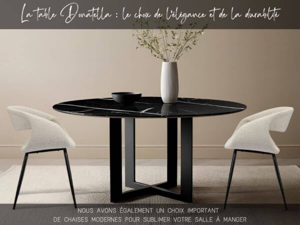 Table de salle à manger ronde avec plateau en céramique marbre noir et veines blanches, pied en métal au design original en forme de croix. Chaises de salle à manger design moderne en tissu blanc perle WHALE BLANC PERLE.