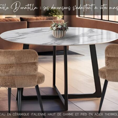 Table de salle à manger ronde avec plateau en céramique effet marbre blanc avec veines grises et pied en métal au design original en forme de croix trapèze, chaises de table modernes avec dossier arrondi, pieds fuselés en métal noir et tissu résistant de couleur caramel.