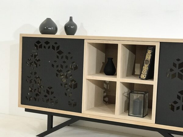 Détail des portes en métal ajouré avec le motif original KUBIKA et le module central en chêne massif au design personnalisable en fonction des besoins de chacun.