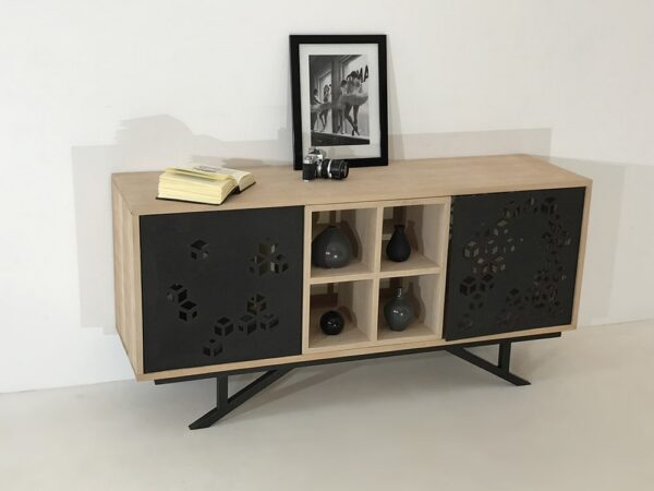Meuble buffet en bois de chêne massif avec 2 portes en métal module central de rangement personnalisable et piétement en métal également personnalisable. Une création artisanale haut de gamme made in France.
