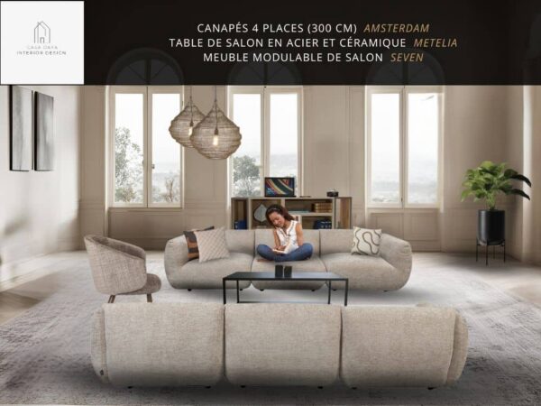 Scénographie 45-amst : salon spacieux avec les 2 canapés modulables en tissu Beige, de 4 places chacun AMSTERDAM BEIGE LATTE, la table basse avec étagère, en acier et céramique METELIA et le meuble modulable de salon SEVEN composé de 7 compartiments en chêne.