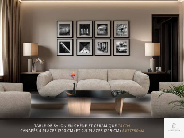 Scénographie 54 : salon à la décoration moderne avec le canapé 4 places AMSTERDAM en tissu beige Latte, 2 canapés de 2,5 places chacun AMSTERDAM et la table basse TRYCIA avec son plateau en céramique noire unie et des 3 pieds en chêne massif.