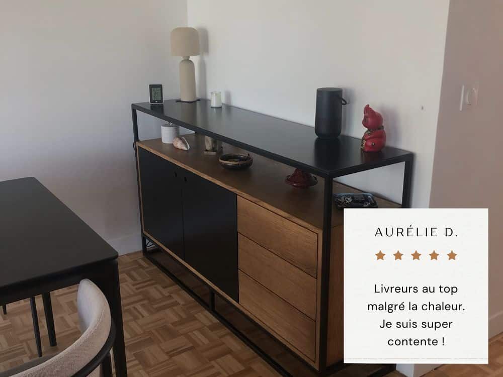 Avis client 5 étoiles pour le buffet de salon sur-mesure NAPOLI, en bois de chêne massif teinté et structure en métal thermolaqué noir. Le corps de buffet est ici personnalisé par 2 portes en métal et un bloc de rangement composé de 3 tiroirs.