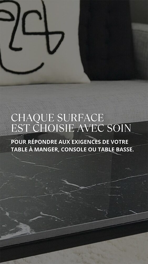 Détail d'un plateau de table basse sur-mesure en céramique Nero Marquinia avec veines blanches aléatoires.