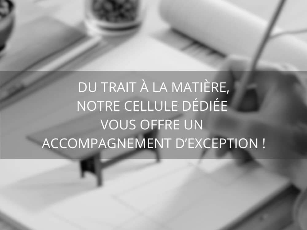 Visuel de notre dessinateur en exercice pour la réalisation d'un croquis à main levée d'une table de salle à manger avec plateau rectangulaire en chêne massif et pied en métal.