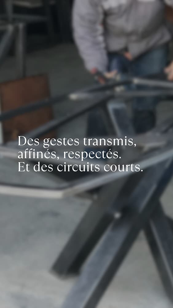 Travail artisanal sur un pied de table à manger de type Mikado. Des gestes transmis, affinés, respectés et des circuits courts.