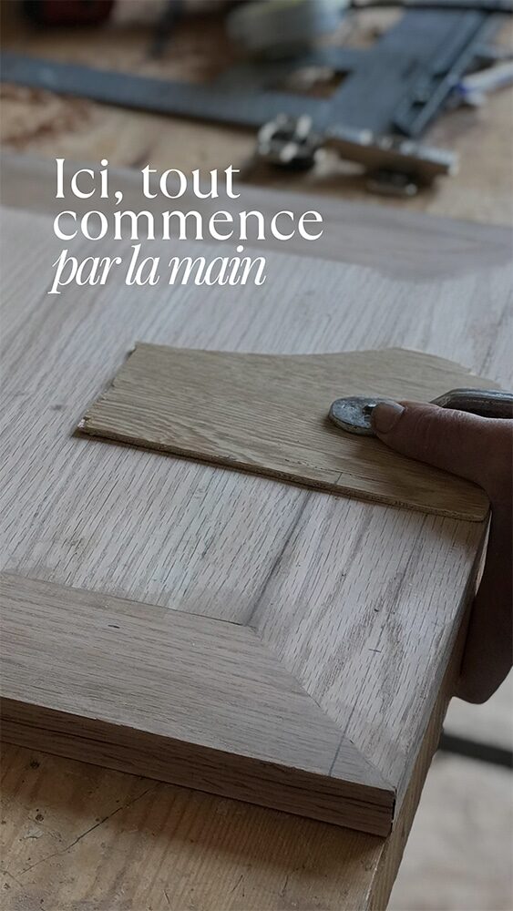Détail présentant la fabrication d'une porte avec un cadre périphérique avec coupes d'angles à 45°, pour nos buffets et nos meubles de rangement sur-mesure.