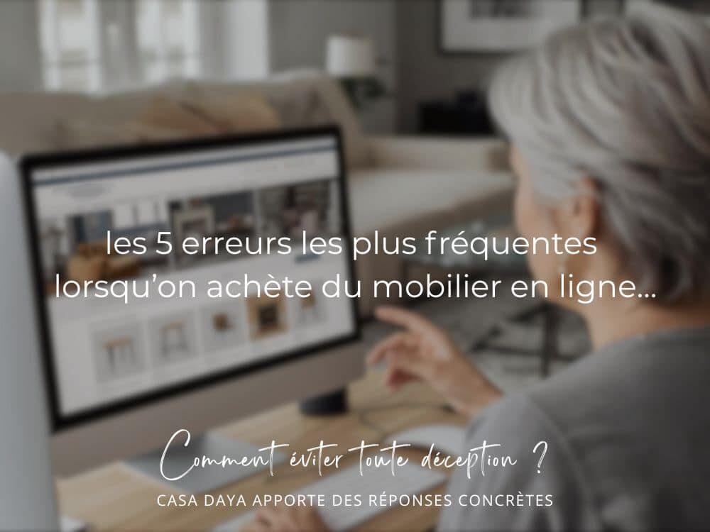 Visuel d'une Dame consultant un site internet de mobilier sur son ordinateur, hésitant pour son achat.